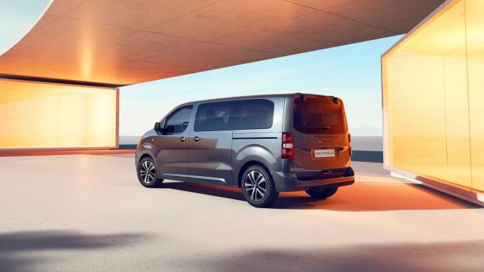 Peugeot e-Traveller : le van électrique se repoudre le nez