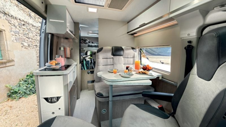 chausson v690 : le van de 140ch avec un lit xxl, un maxi garage et une salle d’eau avec fenêtre