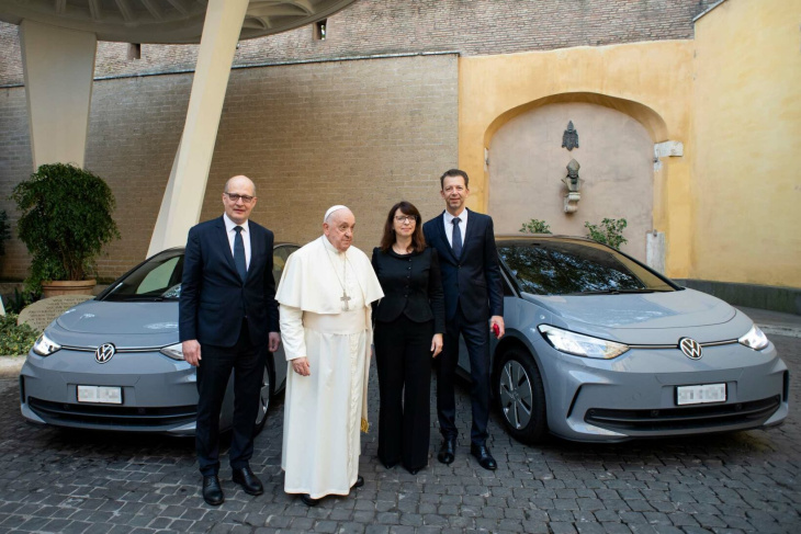 le pape passe à la voiture électrique