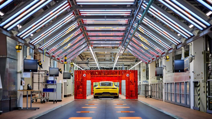 porsche prépare son usine principale pour la construction de la voiture de sport 718 ev et du macan ev motors