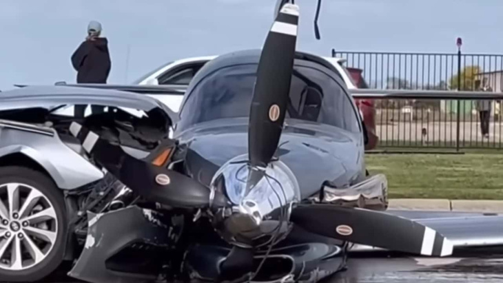 Une collision entre une voiture et un avion.