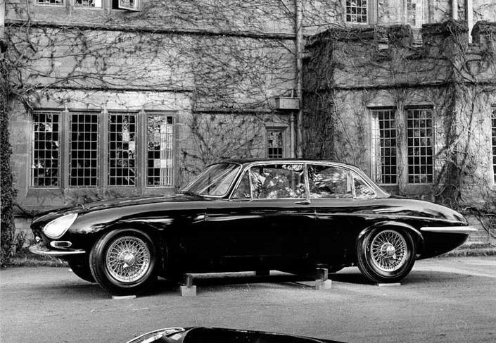 Au début de son développement, en 1963, la Jaguar XJ était censée succéder à la Type E.