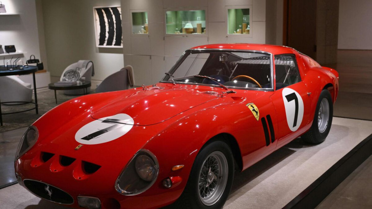 Une Ferrari vendue 51,7 millions de dollars devient la deuxième voiture la plus onéreuse aux enchères