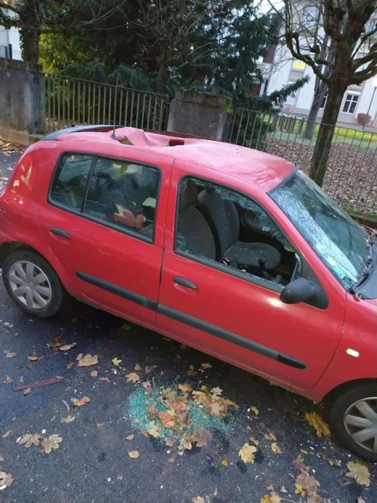 Un objet extra-terrestre non identifié a éventré le toit d’une Renault Clio !