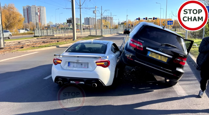 VIDEO - Bataille entre une Mercedes à conduite droite et une Toyota GT86