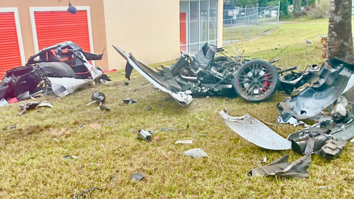 Un conducteur de Corvette survit à son éjection après un accident de course de rue, en Floride
