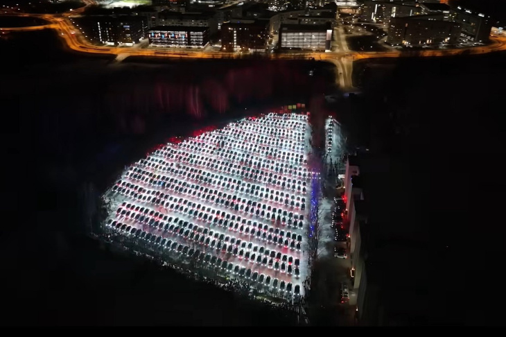 687 Finlandais battent le record du plus grand spectacle lumineux en Tesla