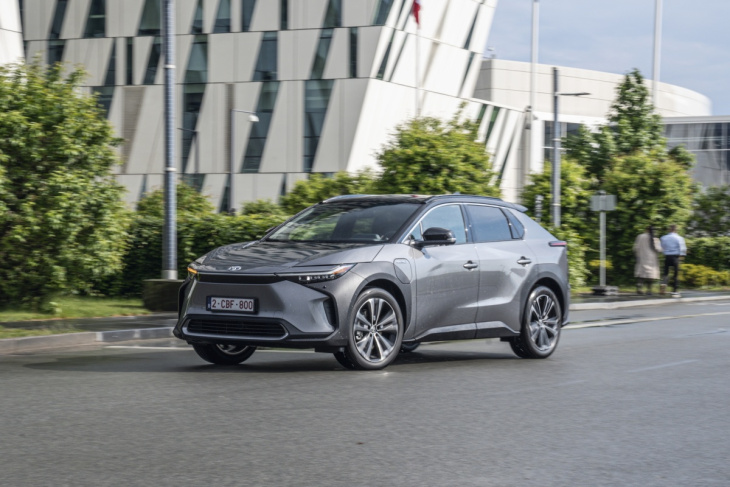 Toyota ajuste ses prévisions pour la voiture électrique : moins 39 pour cent