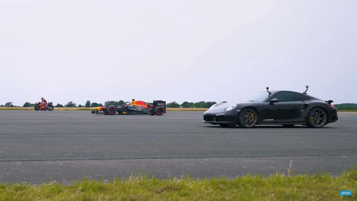 Cette Porsche 911 Turbo S affronte une Formule 1 et une MotoGP