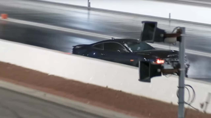 Regardez avec horreur la Ford Mustang GT partir en vrille et s'écraser sur la piste de dragster.