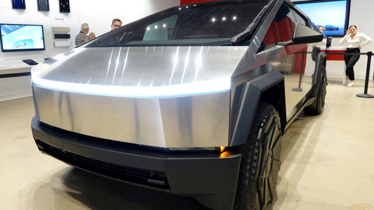 vidéo. elon musk livre les premiers modèles de son pick-up électrique futuriste et hors de prix, le cybertruck