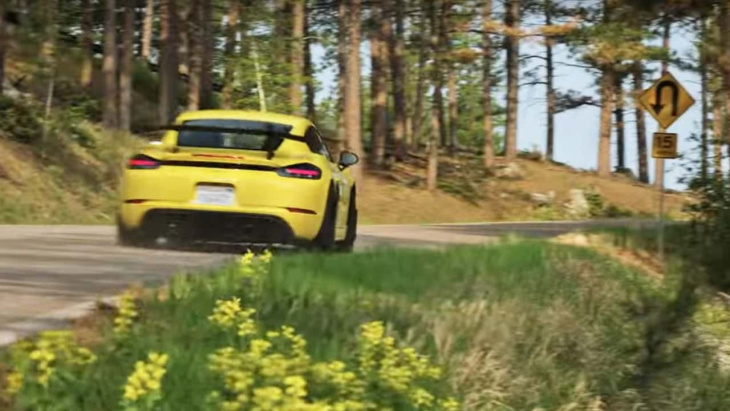 Une Porsche Cayman GT4 RS s'amuse sur les routes sinueuses en direction du Mont Rushmore
