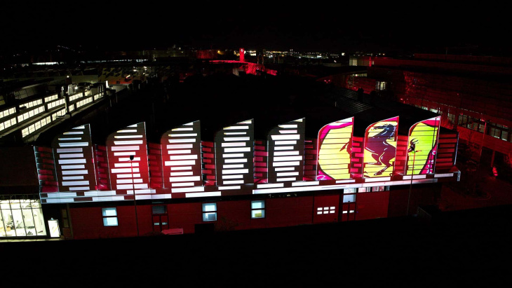 Un spectacle de lumière célèbre les employés de Ferrari à Maranello