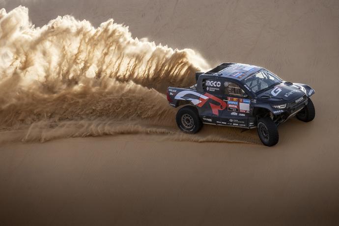 Toyota dévoile son nouveau Hilux pour le Dakar 2024