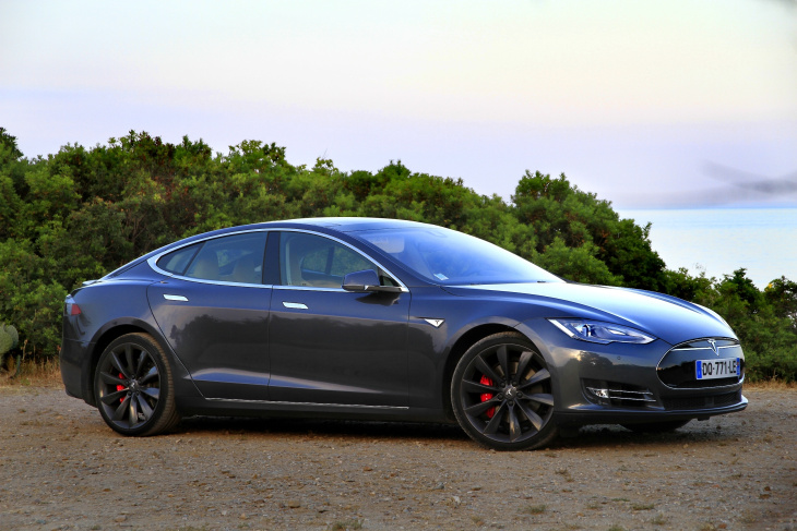 Tesla obligé de rappeler deux millions de voitures