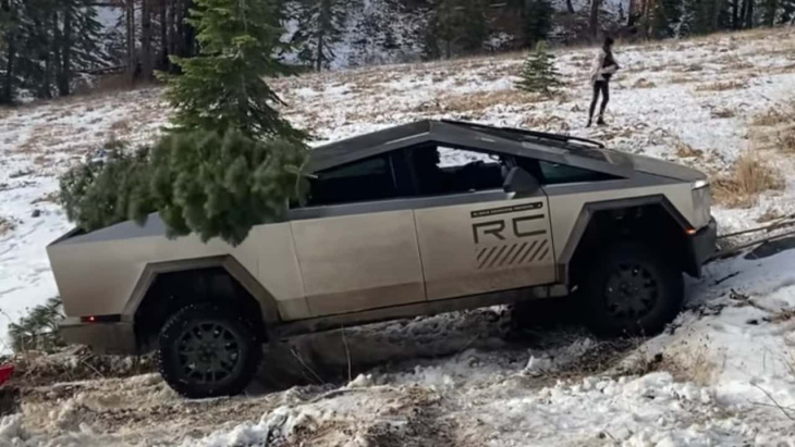deux pick-ups ford sauvent ce cybertruck bloqué dans la neige