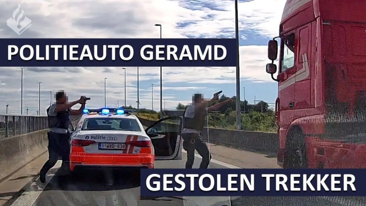 VIDEO - Un camion envoie une voiture de police dans le décor