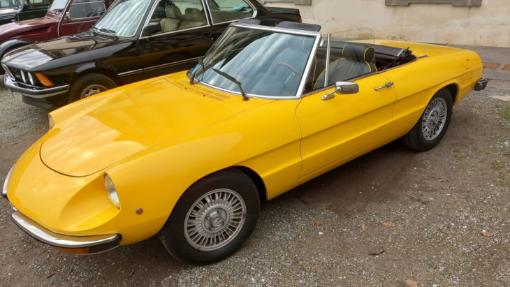 Alfa Romeo spider, les photos d'une charmante dame en jaune