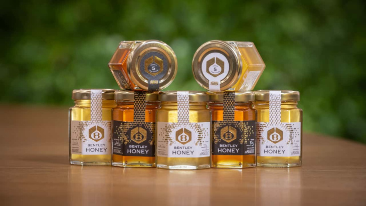 bentley célèbre un succès sucré avec un miel spécial black edition label
