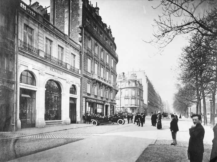 Les Champs-Élysées, du temps ou les autos étaient rares et que les Parisiens s'y promenaient encore.