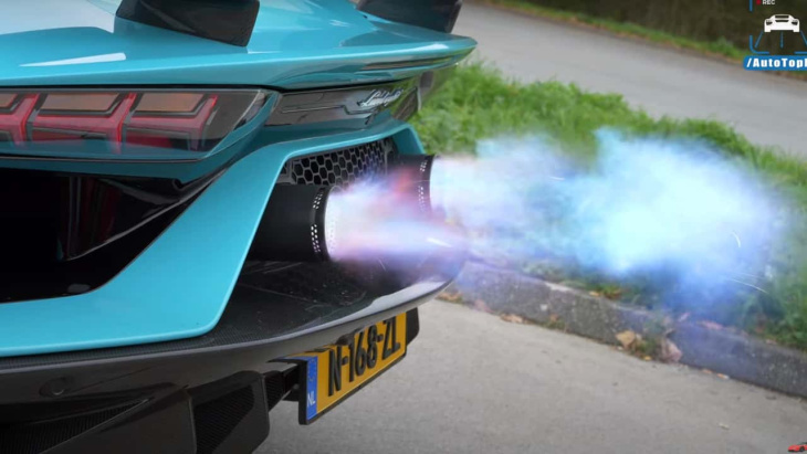 La Lamborghini Aventador crache du feu