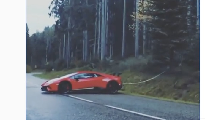 VIDEO : il arrache un sapin avec sa Lamborghini pour Noël !