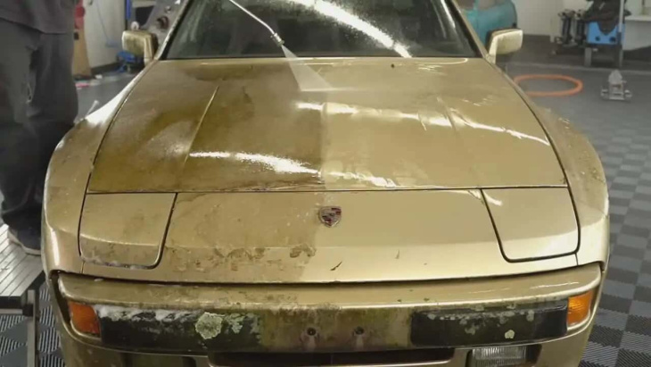 Regardez cette Porsche 944 abandonnée subir son premier lavage en 15 ans