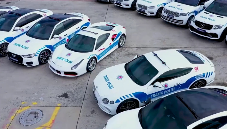 VIDEO - Les policiers d'Istanbul se régalent avec des Ferrari, Porsche et Bentley