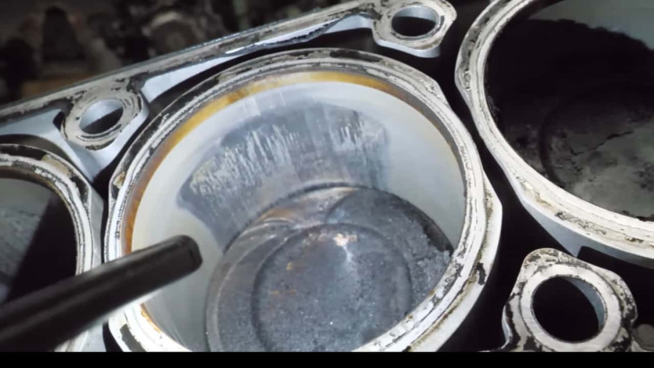 Le démontage de ce V8 Mercedes révèle de profondes rayures de cylindres