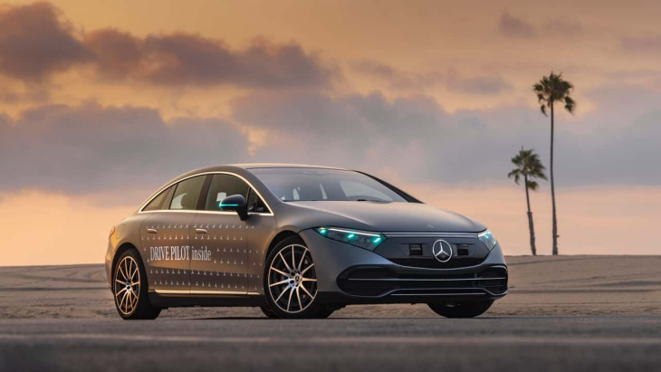La lumière bleue de Mercedes vise à améliorer les relations entre l'homme et la voiture automatisée