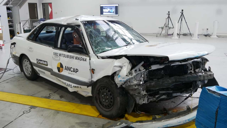 1993 Mitsubishi Magna ANCAP crash test