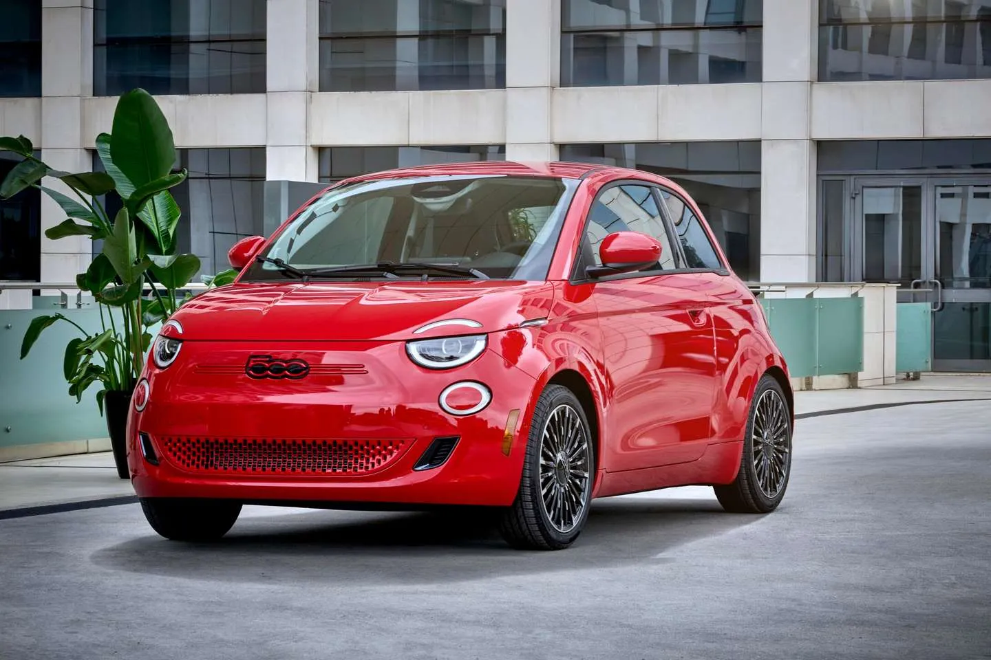La production de la Fiat 500e électrique pour le Canada a commencé