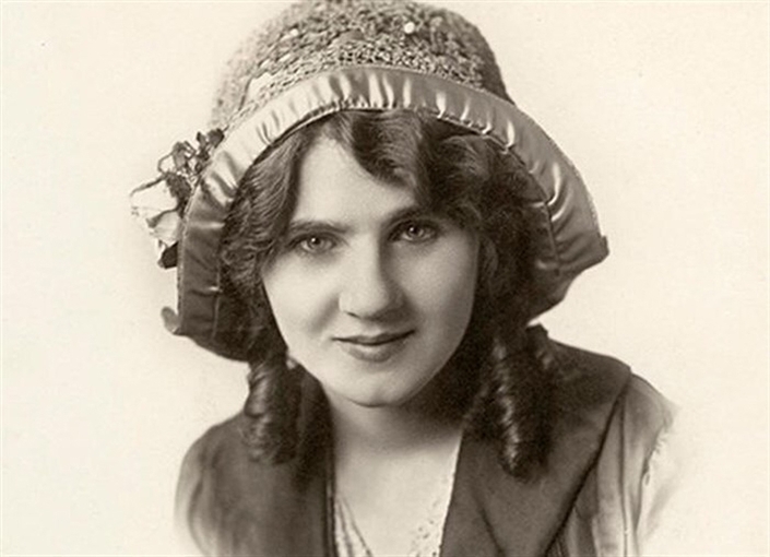 En 1915, Florence Lawrence, considérée comme la 1ere star de cinéma, invente l'un des premiers systèmes d'indication de direction, en plus du feu stop. Fondamental ! Sa mère, elle, avait inventé l'essuie-glace électrique.