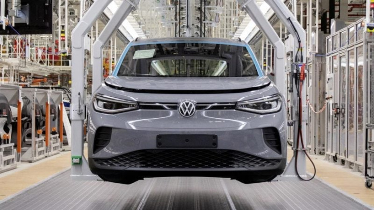 Stellantis, Volkswagen, Mercedes... : l'automobile est-elle en train de trembler ?