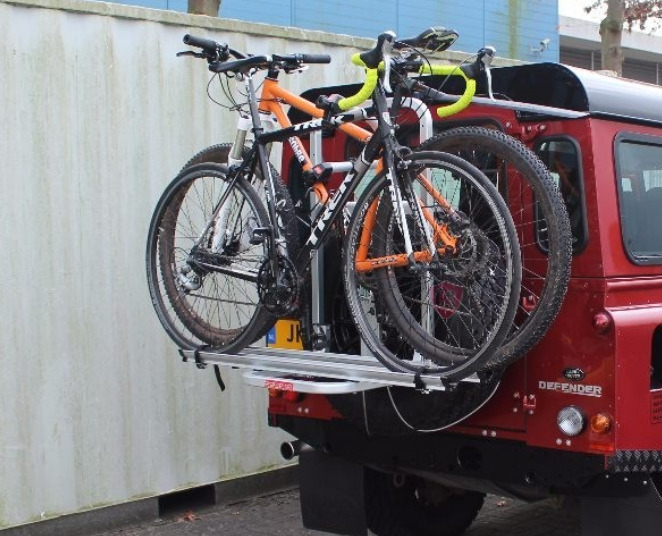 Les plateformes porte-vélos permettent de transporter de 1 à 4 vélos. Pas besoin d´outil pour installer le porte-vélos sur l´attelage, une molette de serrage et un levier de verrouillage intégrés vont sécuriser l’installation en quelques tours de main.