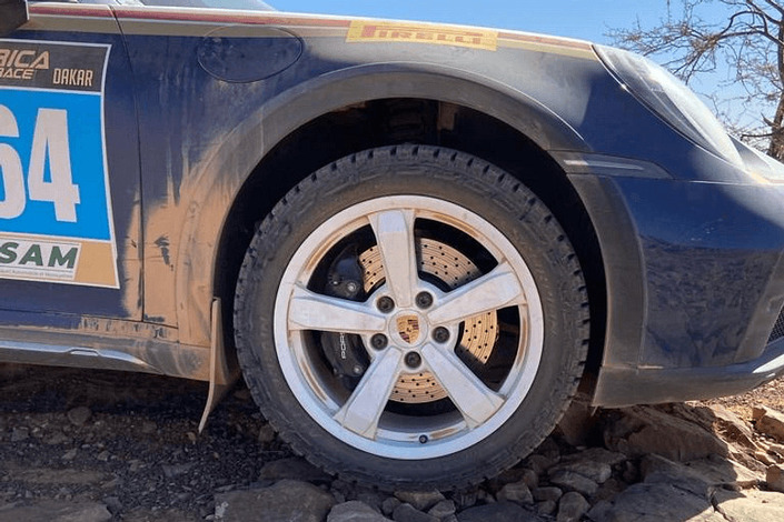 Le désert : le terrain parfait pour la Porsche 911 Dakar.