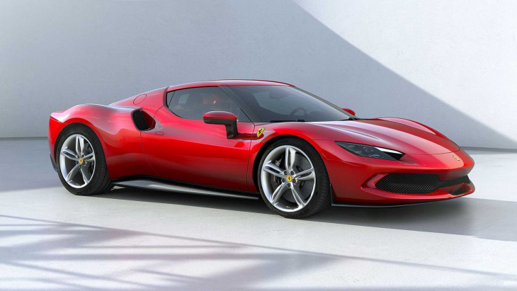 Près de la moitié des Ferrari vendues en 2023 étaient hybrides