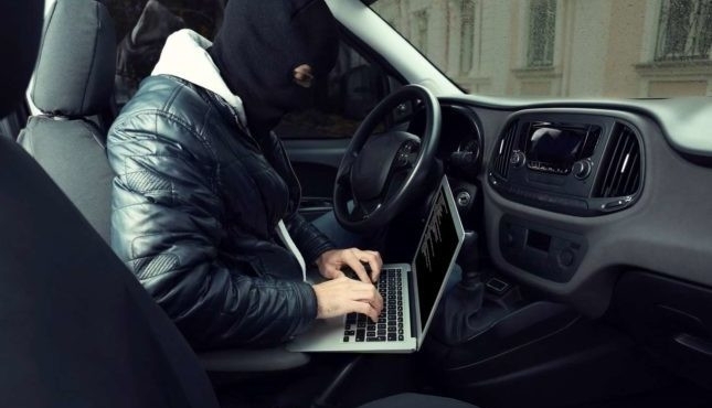 Depuis plusieurs années déjà, les voleurs utilisent un logiciel branché sur la prise OBD de la voiture pour la démarrer.