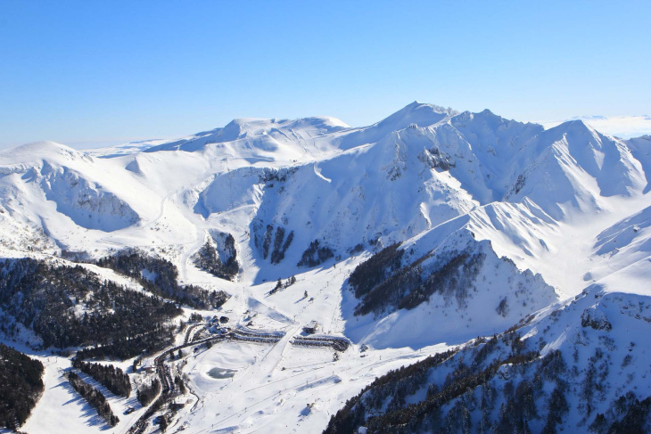 france, bornes électriques, au ski en électrique, recharge électrique à la montagne: le massif central encore mal loti