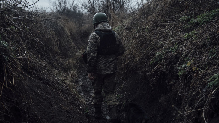 guerre en ukraine : volodymyr zelensky face au spectre d'une désunion nationale après deux ans de guerre et des choix controversés