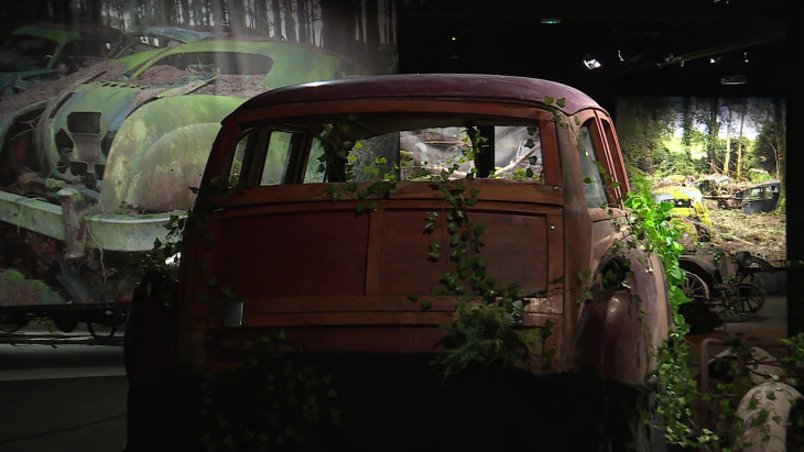 à mulhouse, des voitures abandonnées se métamorphosent en œuvres d'art