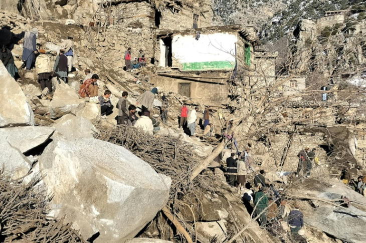 afghanistan: les secours atteignent le site d'un éboulement meurtrier