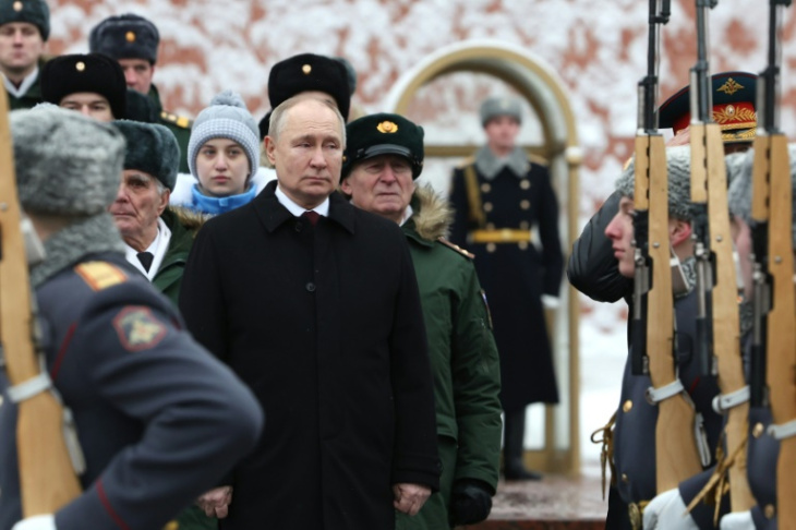 ukraine: poutine célèbre son armée, washington annonce de nouvelles sanctions