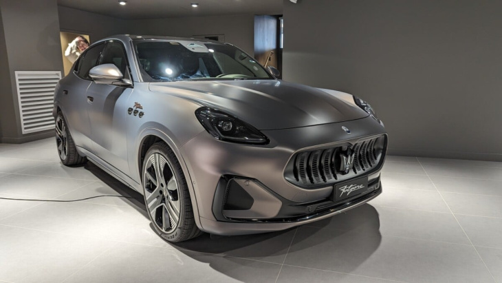 On est montés à bord de la nouvelle voiture électrique de Maserati : performante et plus “abordable” que les thermiques