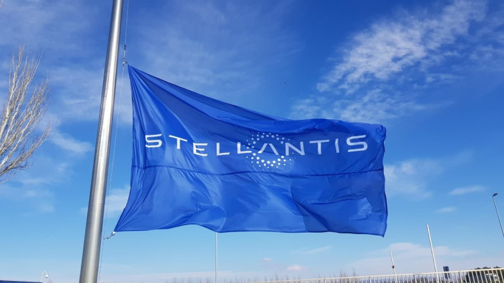 stellantis inaugure son nouveau centre pour reconditionner les véhicules d'occasion