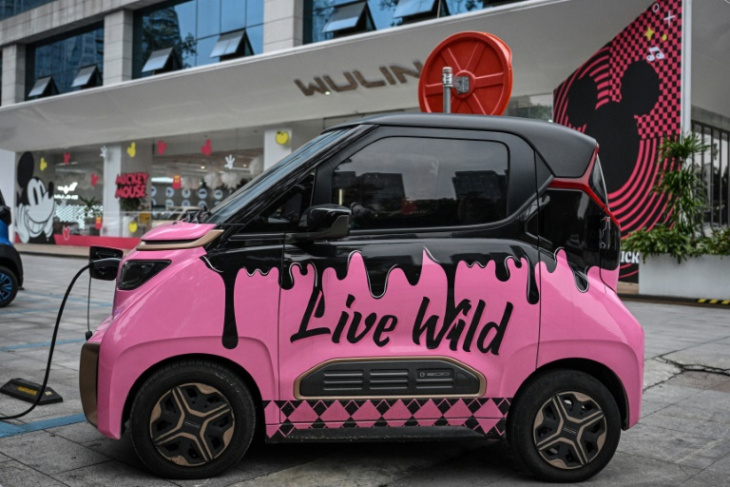 en chine, des mini-voitures à prix doux révolutionnent l'électrique