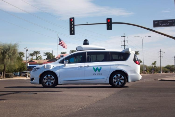 deux véhicules autonomes percutent une camionnette, waymo rappelle ses logiciels embarqués