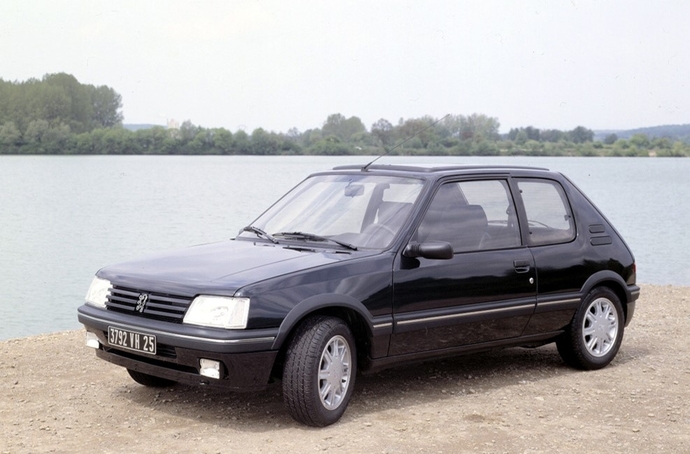 Fin 1991, la Peugeot 205 Gentry emboîte le pas à la Renault Clio Baccara, avec plus de dynamisme mais moins de luxe.