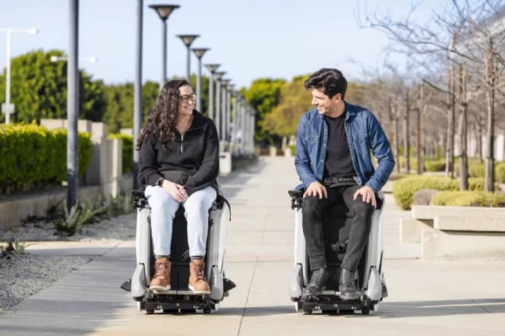 honda uni-one, un fauteuil motorisé pour profiter des parcs d’attraction avec un casque de réalité augmentée sur la tête