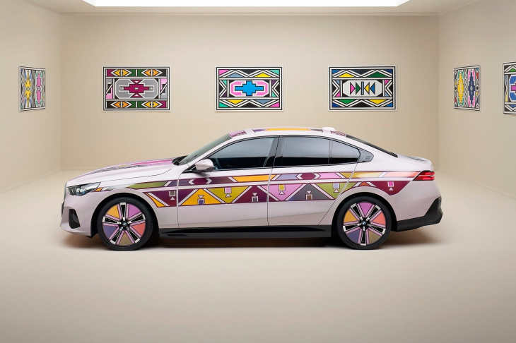 Cette BMW i5 change ses couleurs pour afficher des tableaux